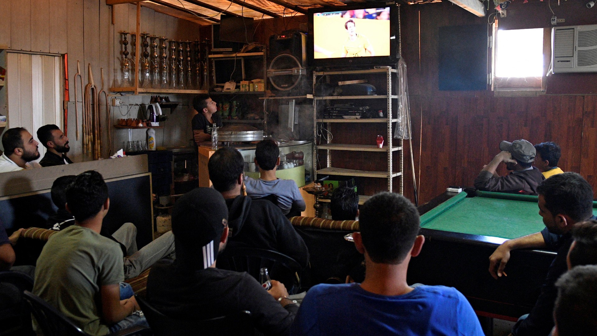 Neki od milijun sirijskih izbejglica u Libanonu gledaju nogometnu utakmicu u jednom od prihvatnih kampova (HASSAN ABDALLAH/Reuters)